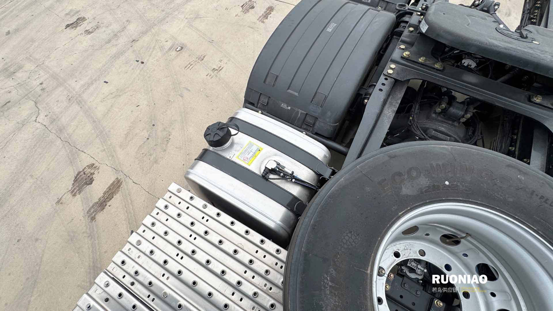 SHACMAN X6000 6x4 牵引车 - 14